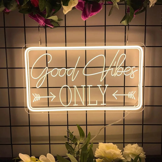 Neon sign Good Vibes Only